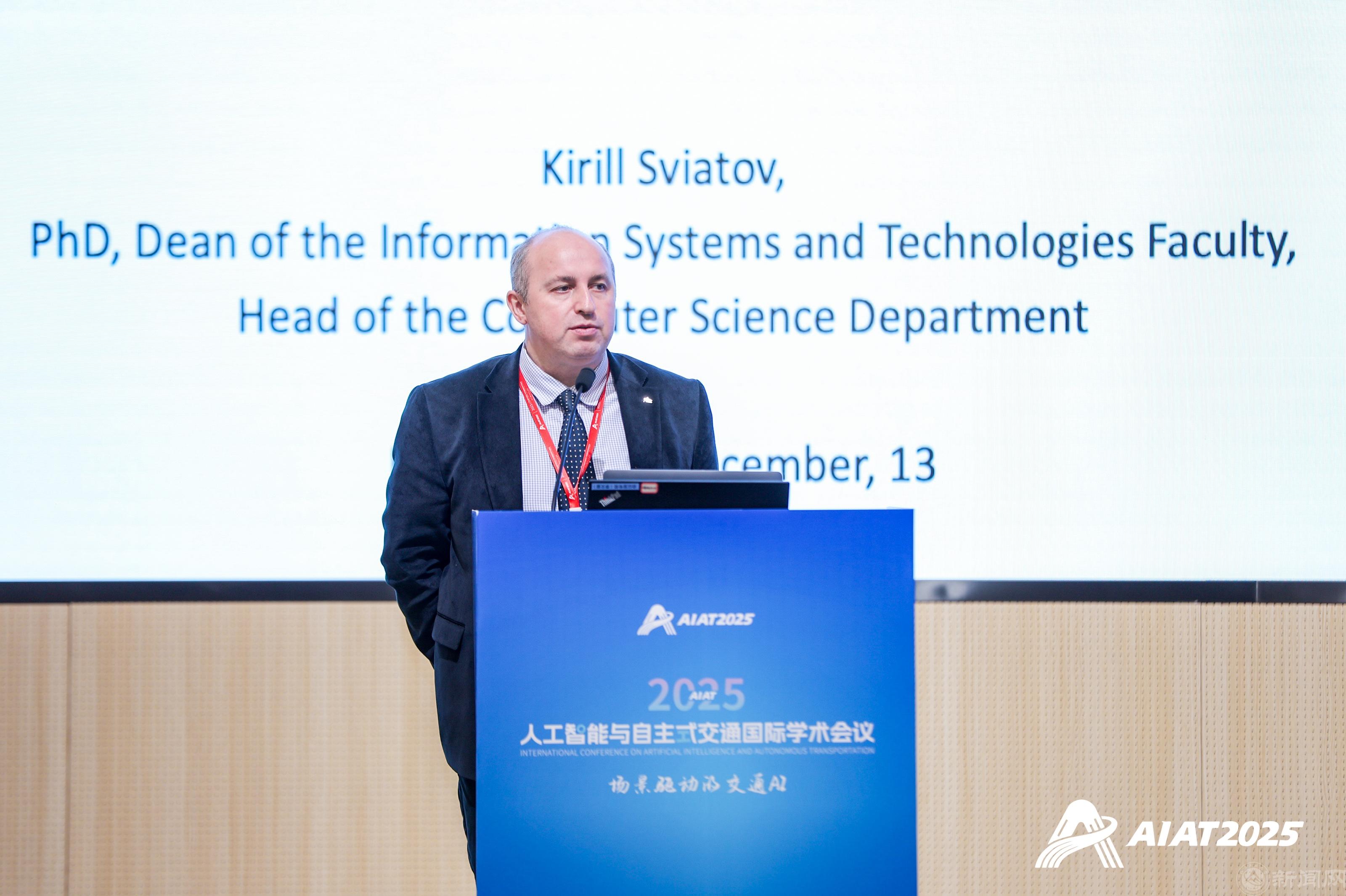 11.Kirill Svyatov作报告.jpg 11.Kirill Svyatov作报告.jpg