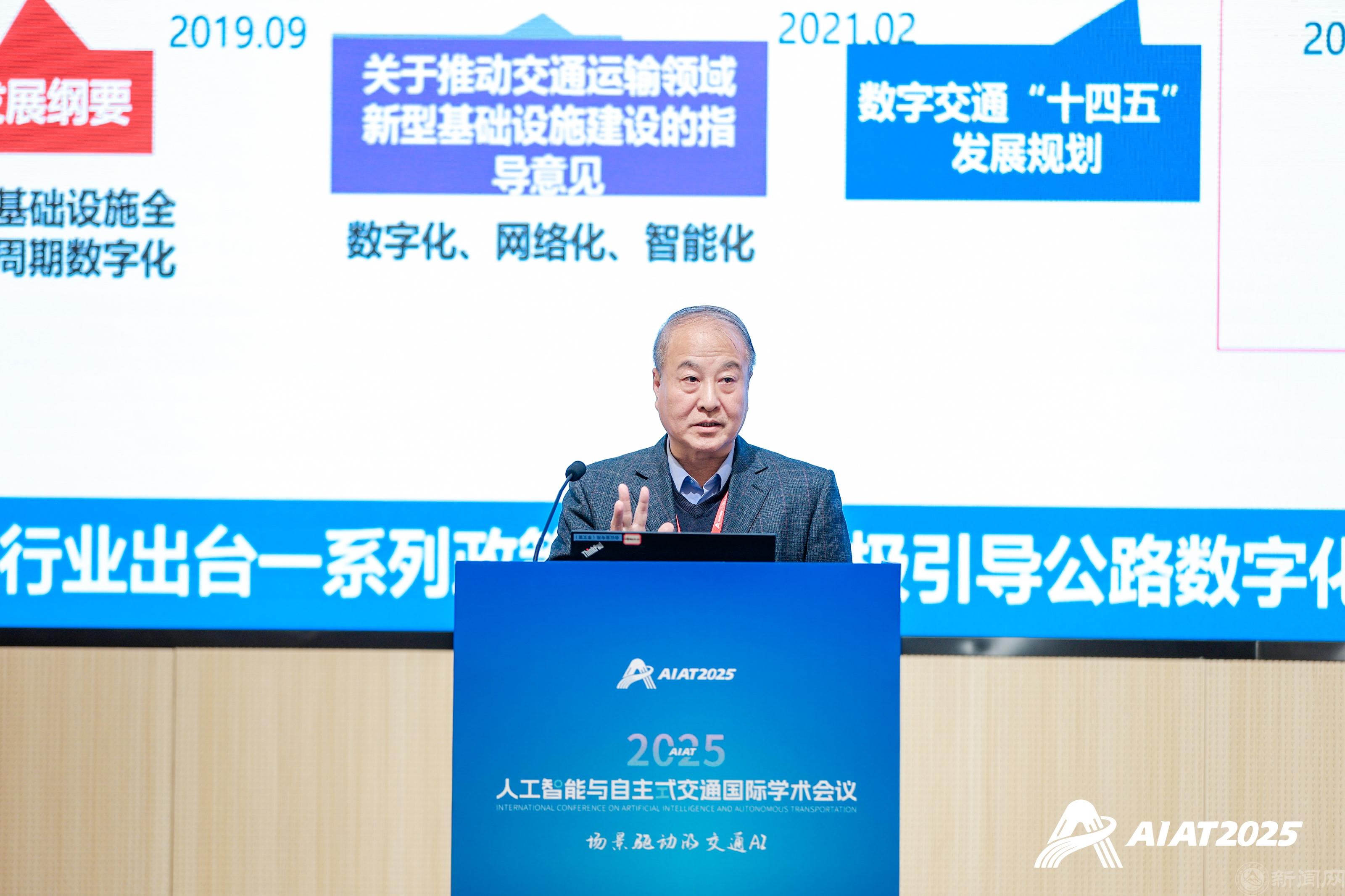 8.王东柱做报告.jpg 8.王东柱做报告.jpg